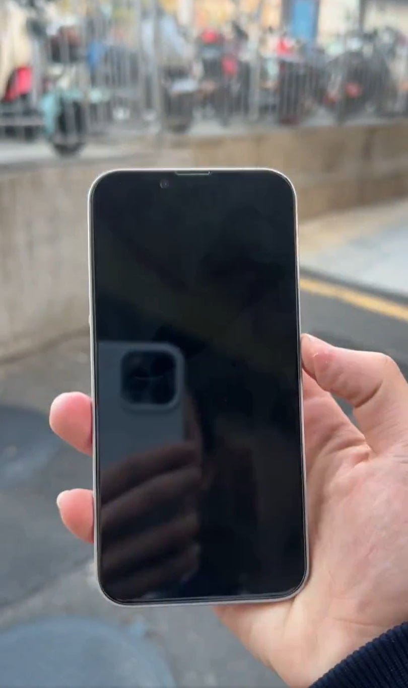 iPhone SE 4: утечка видео раскрывает новый дизайн и ключевые особенности 8 majin bu iphone se 4 mid 3