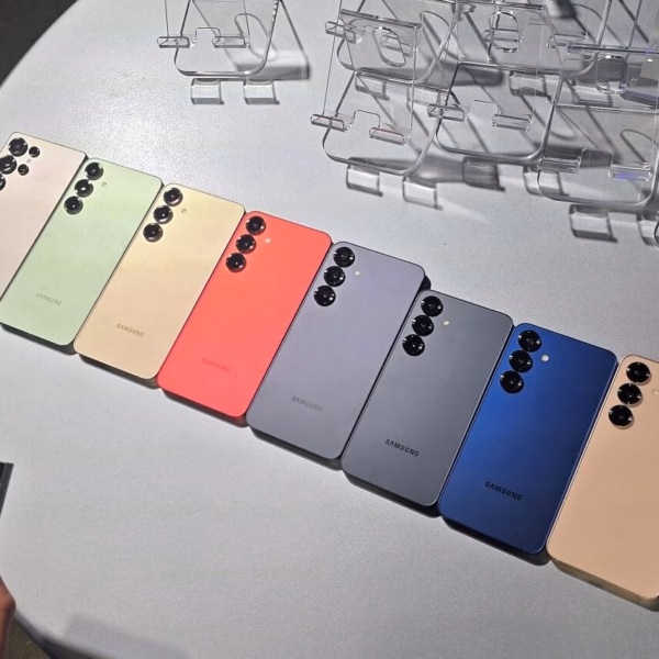 samsung galaxy s25 and s25 plus all colors on table e1737575674564