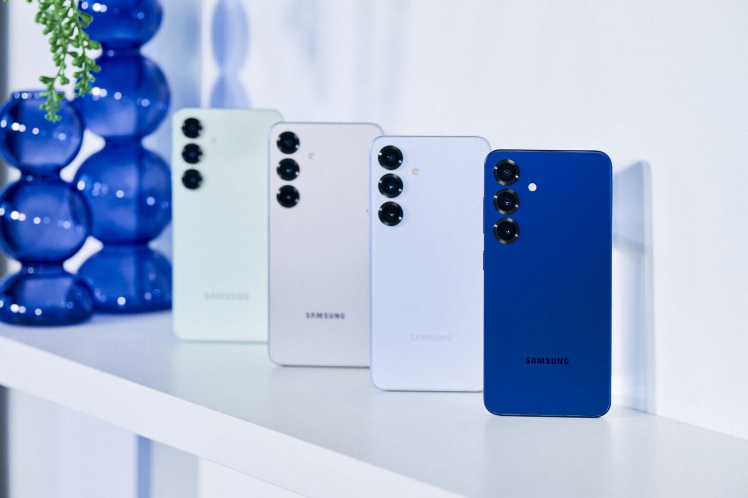 М.Видео-Эльдорадо запустила предзаказ на новые смартфоны Samsung Galaxy S25 4 samsung galaxy s25 family colors rear lifestyle standing 1536x1024 1