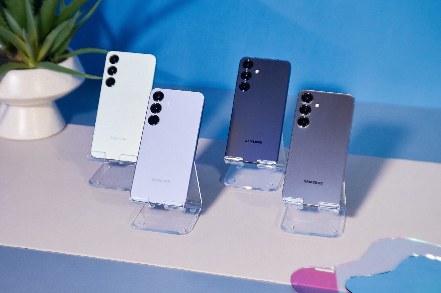 Ситилинк открыл предзаказ на Samsung Galaxy S25 5 samsung galaxy s25 plus basic colors rear design stand lifestyle 1536x1022 1