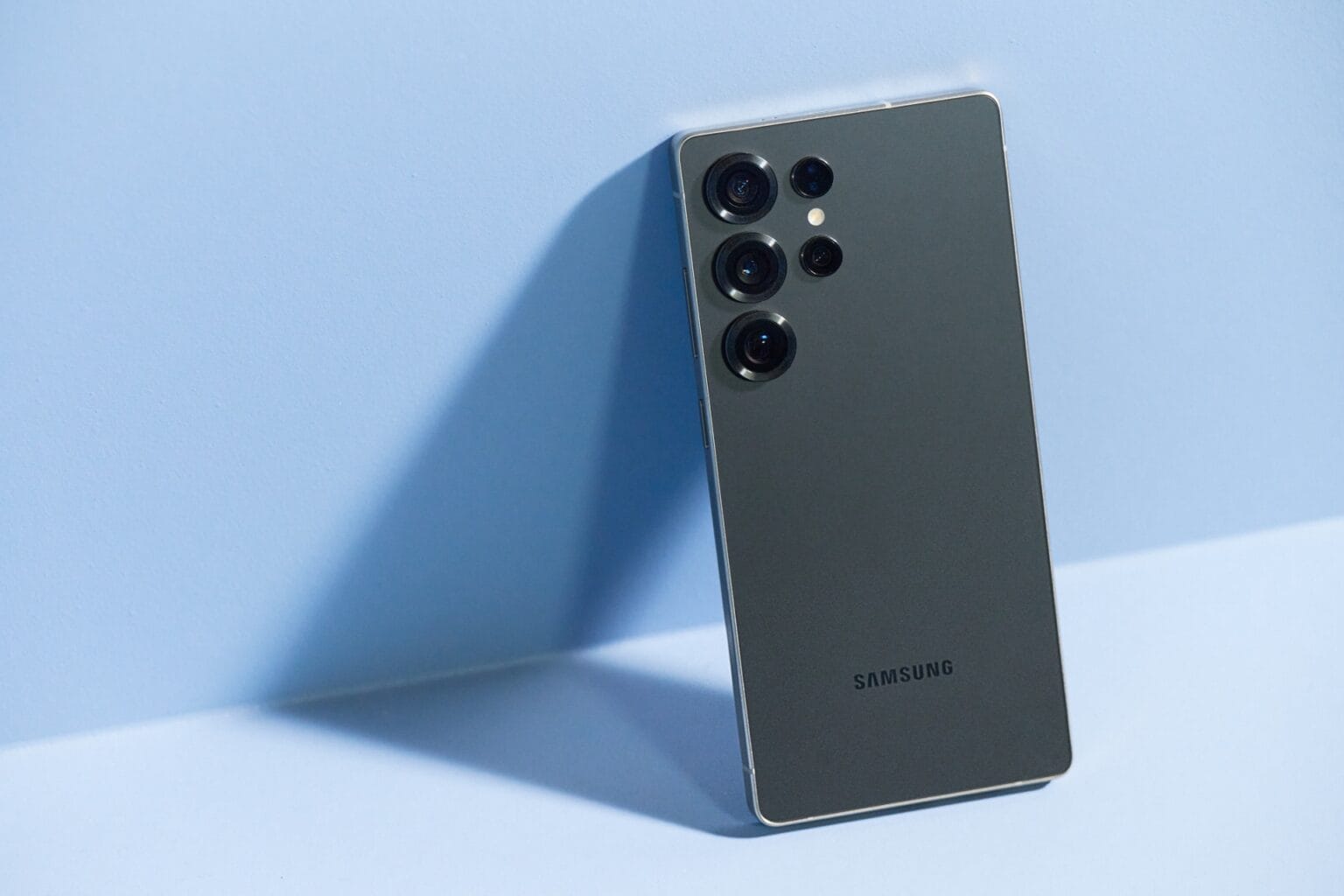 Samsung Galaxy S25: все доступные цвета 18 samsung galaxy s25 ultra titanium black rear design lifestyle 1536x1024 1