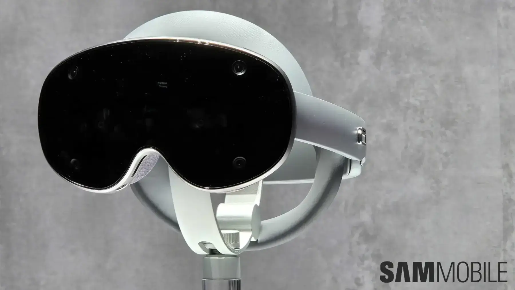 Samsung показала свою первую гарнитуру расширенной реальности (XR) на Unpacked 2025 3 samsung xr headset 1