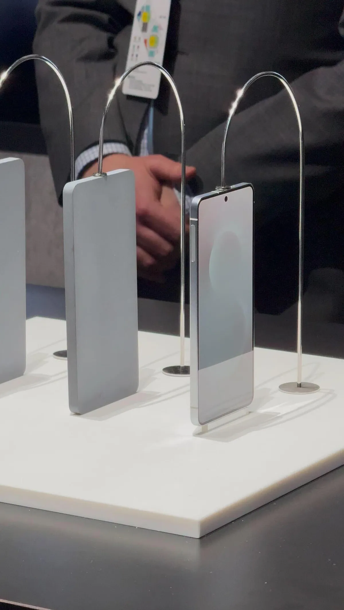 Ультратонкий смартфон Samsung Galaxy S25 Edge может опередить Apple 6 side by side.jpg