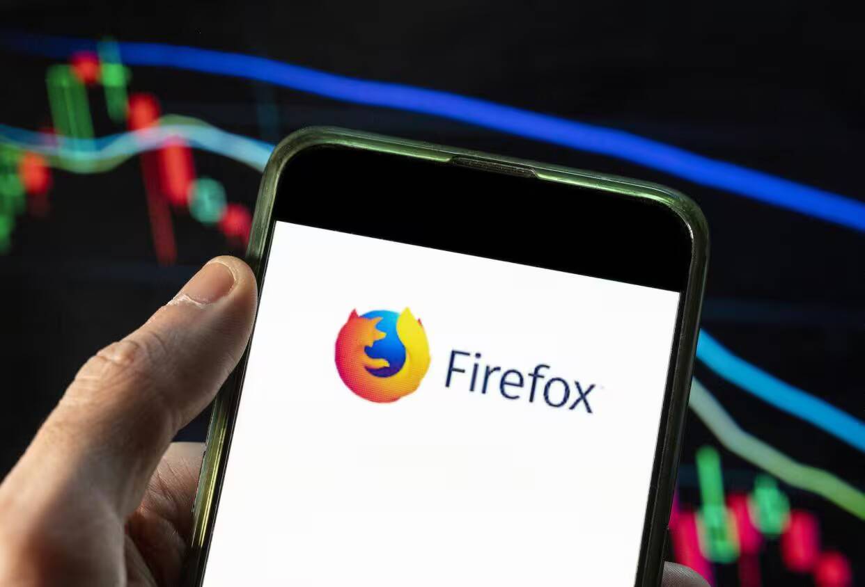Mozilla Firefox меняет правила: новые условия использования вызывают споры о приватности 1 Смартфон с открытым приложением Firefox на экране