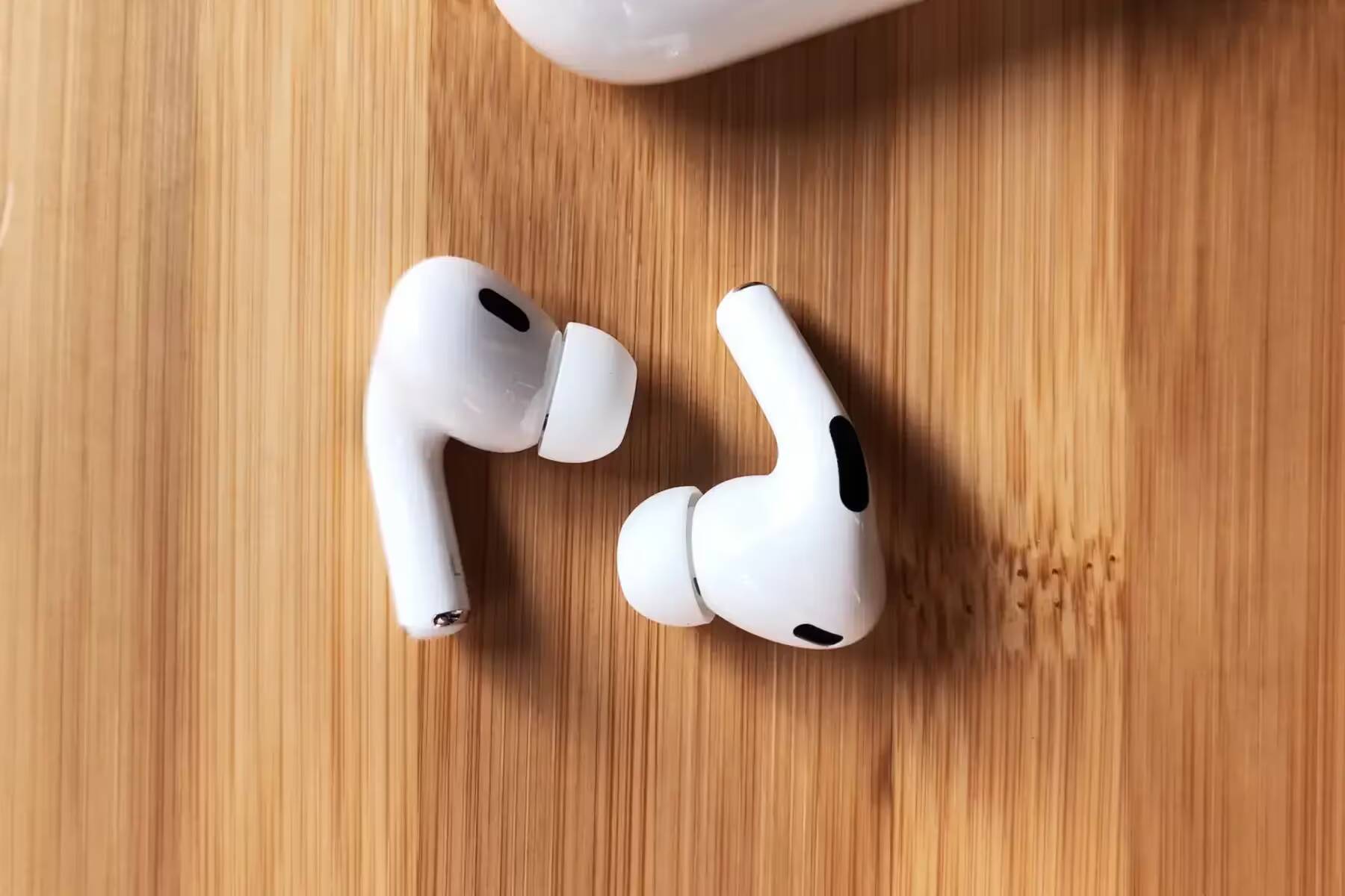 Беспроводные наушники Apple AirPods Pro 2 на деревянной поверхности