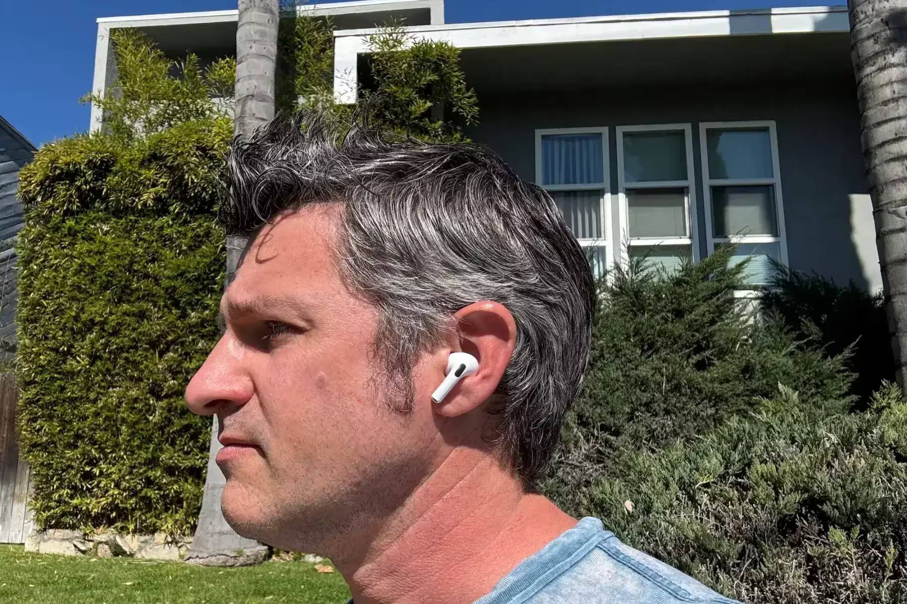 Брошенные в сторону беспроводные наушники AirPods Pro 2