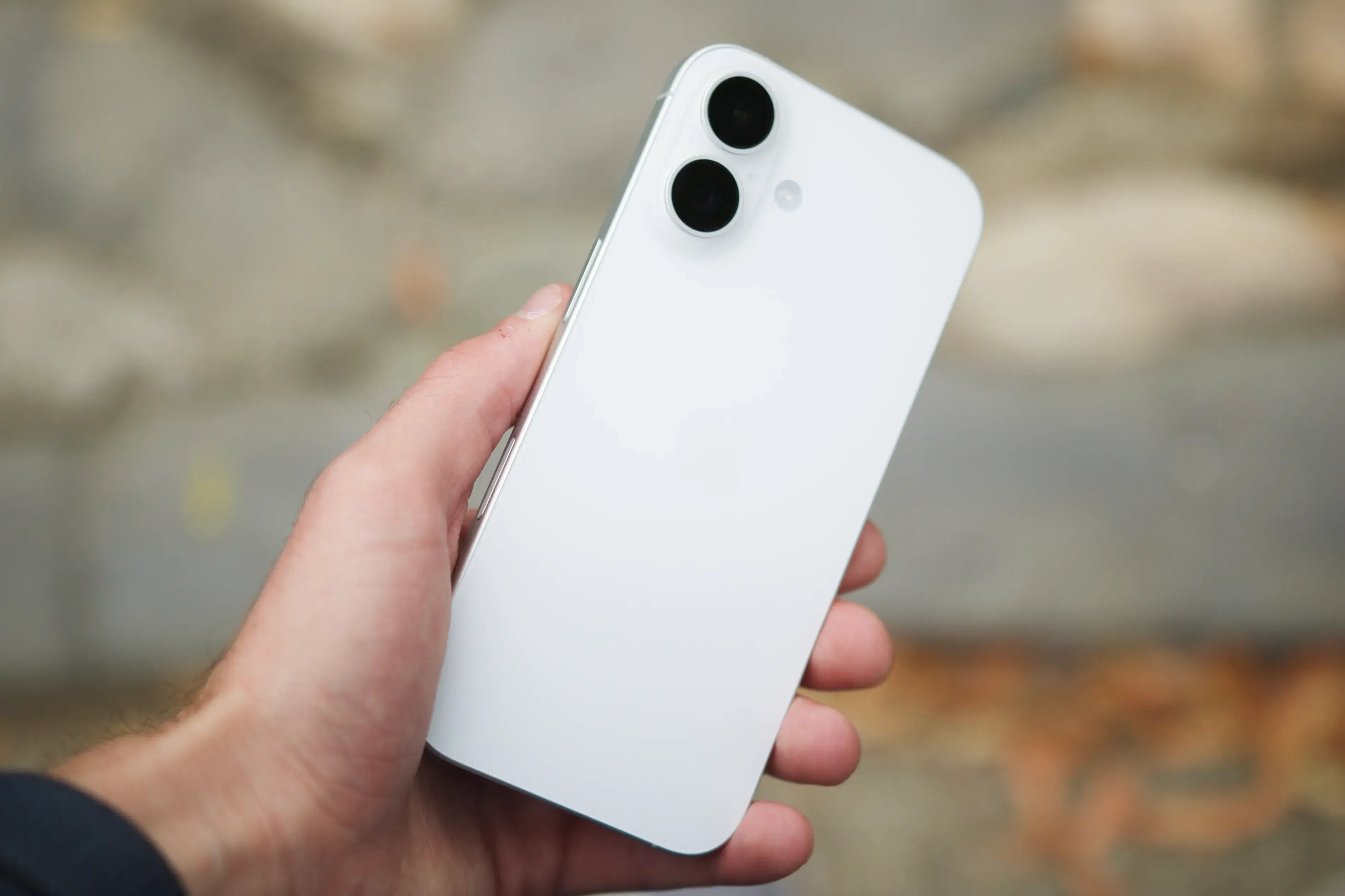 Apple iPhone 16e VS iPhone 16: в чем разница? 10 Apple