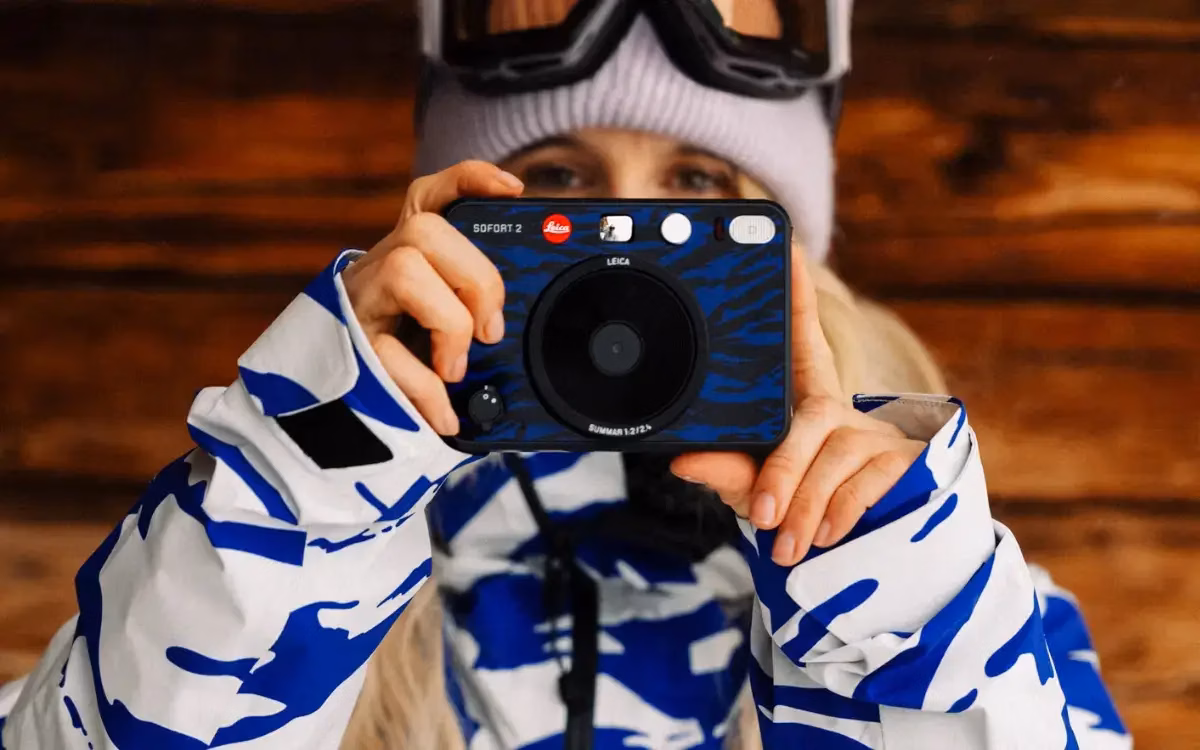 Выпущена Leica Sofort 2 Burton Special Edition: камера в честь легенды сноубординга 2 Leica Sofort 2 Burton Special Edition