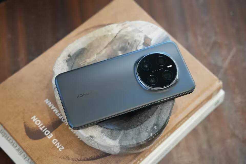 Задняя часть смартфона Honor Magic 7 Pro с тремя камерами и логотипом Honor