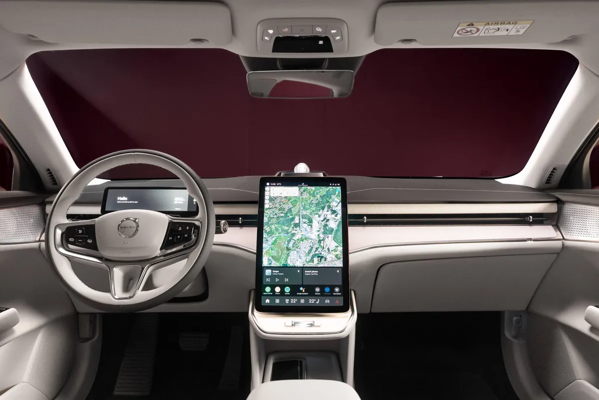Volvo представила ES90 2026: электрический седан с амбициями кроссовера 39 342415 volvo es90 interior.jpg