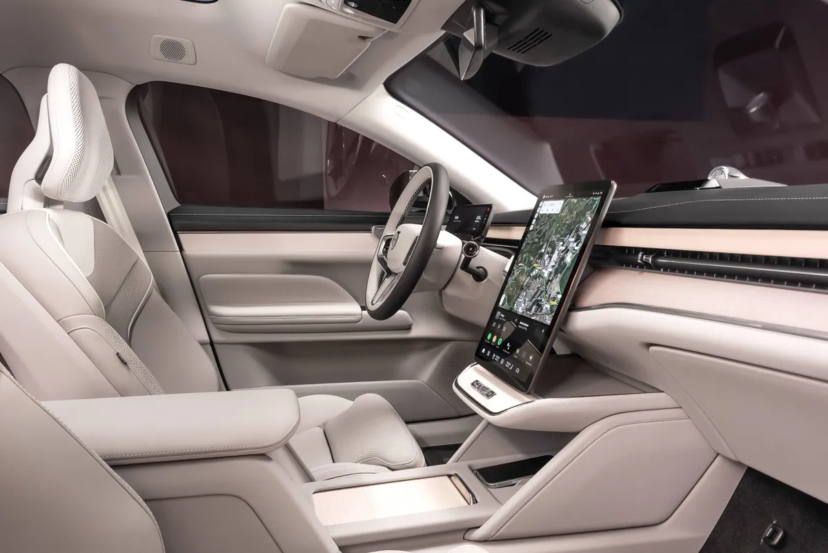 Volvo представила ES90 2026: электрический седан с амбициями кроссовера 38 342419 volvo es90 interior.jpg