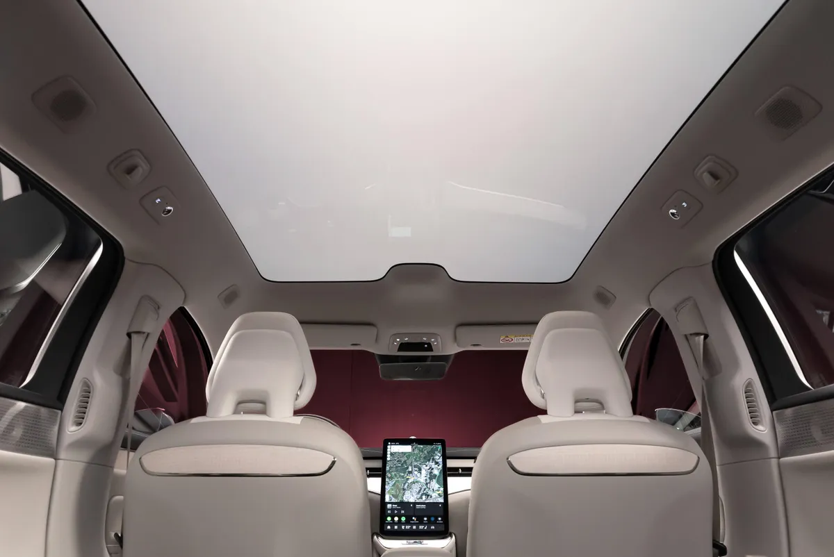 Volvo представила ES90 2026: электрический седан с амбициями кроссовера 36 342421 volvo es90 interior.jpg