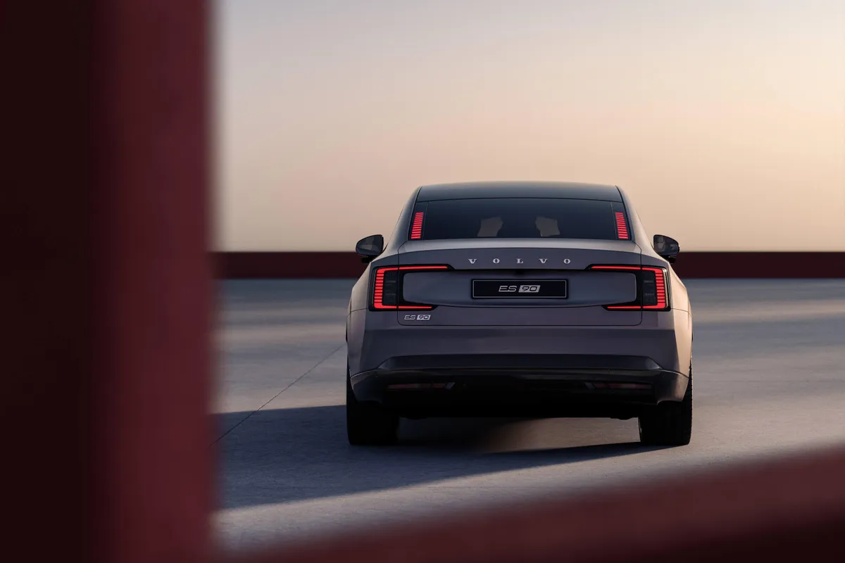 Volvo представила ES90 2026: электрический седан с амбициями кроссовера 23 342440 volvo es90