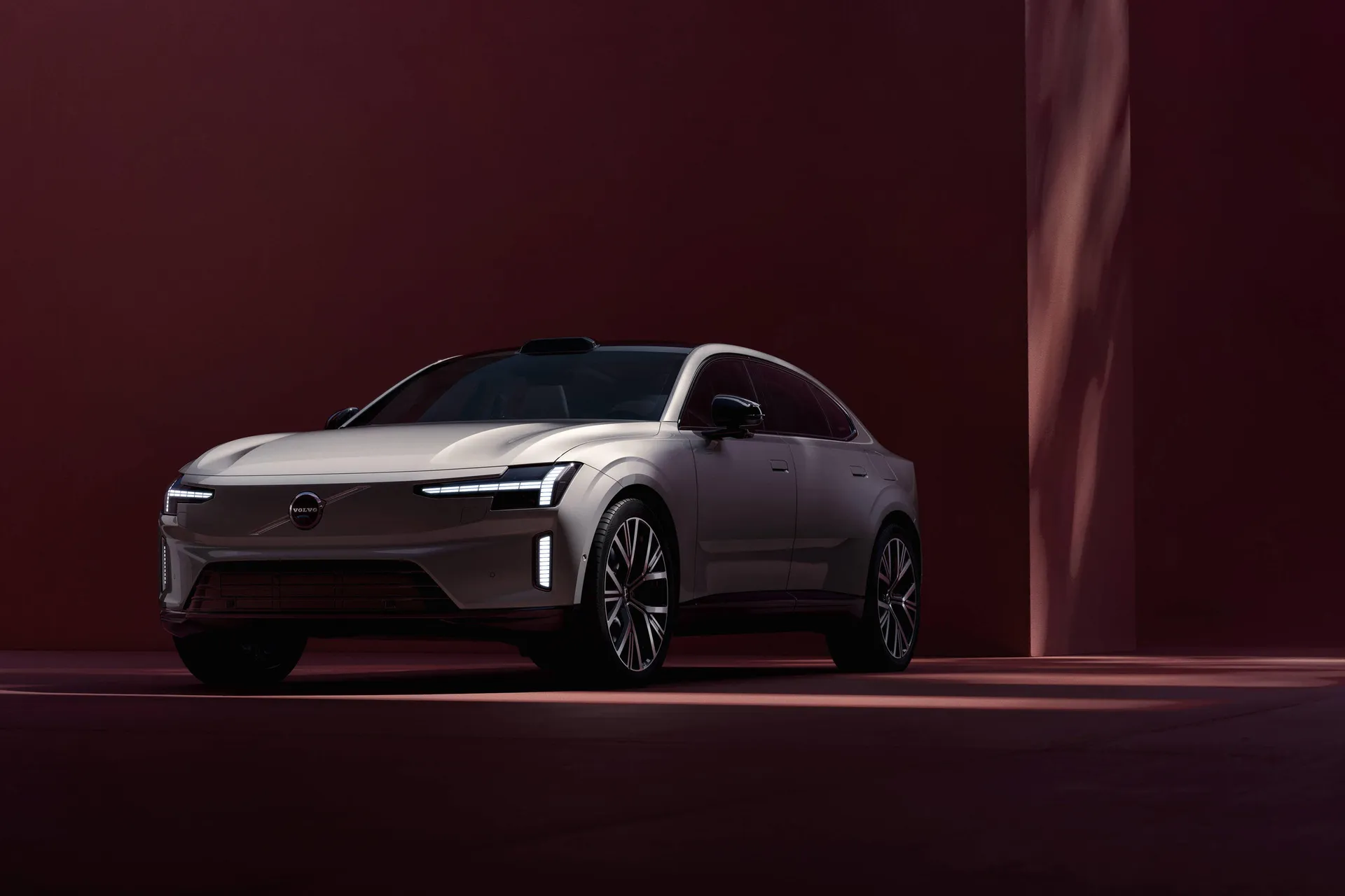 Volvo представила ES90 2026: электрический седан с амбициями кроссовера 25 342441 volvo es90