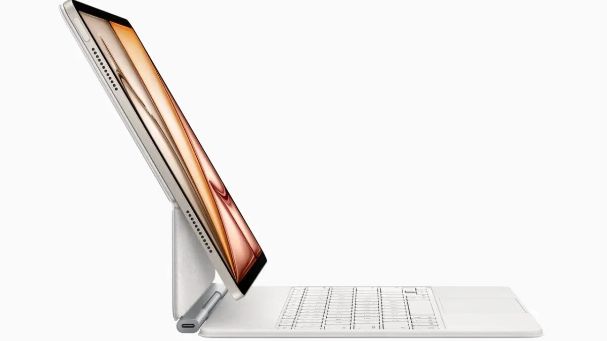 apple ipad air and magic keyboard 250304