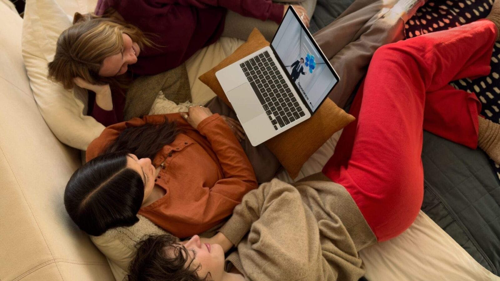 В России стартовал предзаказ на новые MacBook Air и Mac Studio 7 apple macbook air lifestyle at home 250305