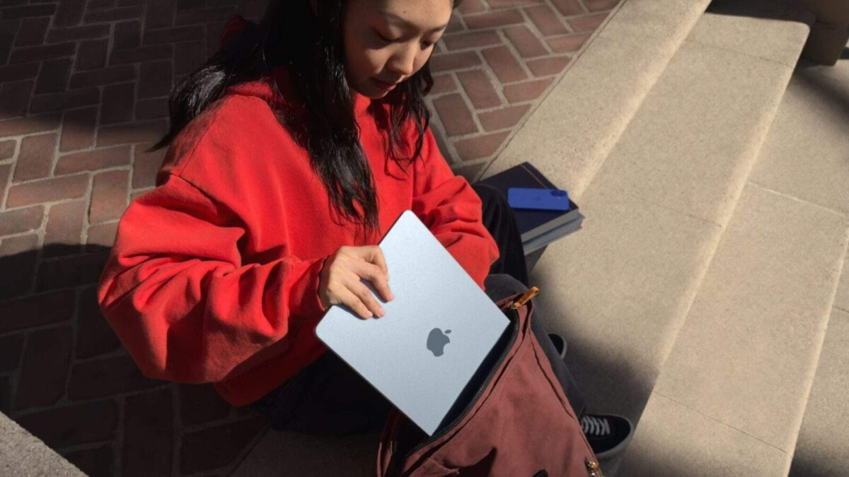 apple macbook air lifestyle on the go 250305