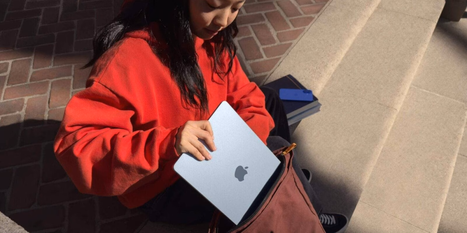 В России стартовал предзаказ на новые MacBook Air и Mac Studio 6 apple macbook air lifestyle on the go 250305