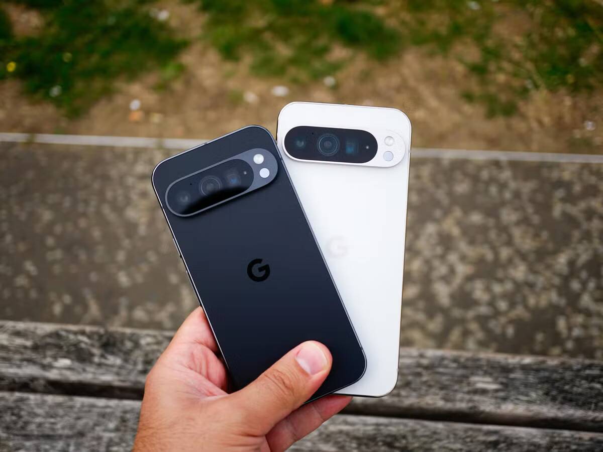 Две смартфонные камеры Google Pixel 7 Pro снизу сбоку