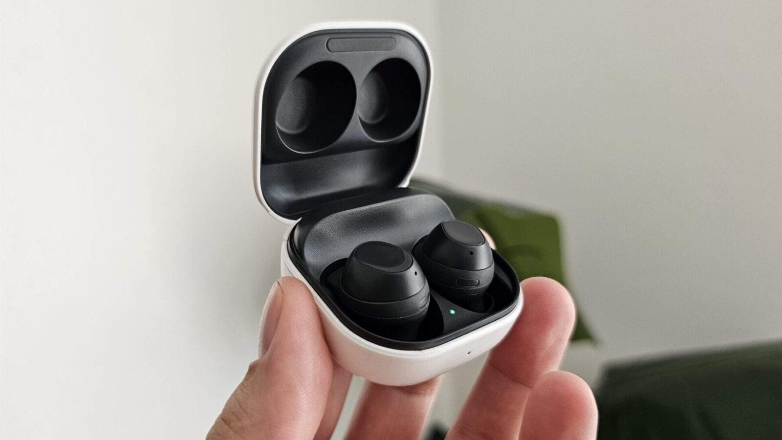 Samsung готовит к выпуску новые бюджетные наушники Galaxy Buds FE 2 5 galaxy buds fe 2 1920x1080 1