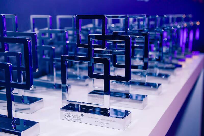 Трофеи GLOMO Awards 2025 на выставочном стенде