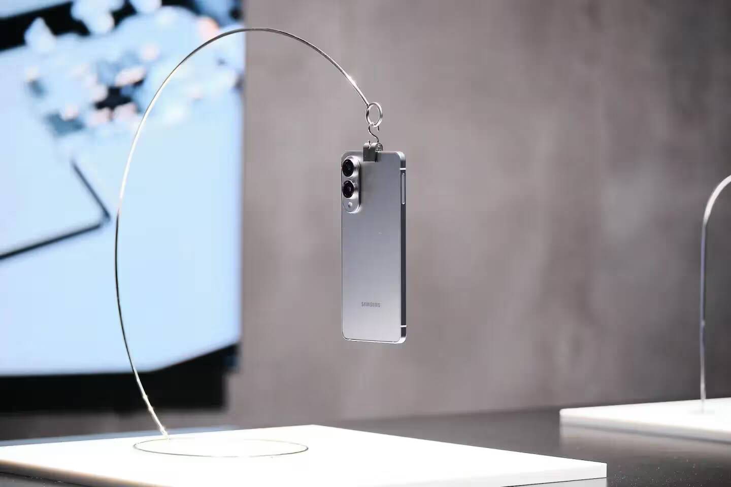 MWC 2025: что мы ожидаем 5 Экран смартфона Samsung на выставочной подставке в выставке МWC 2025