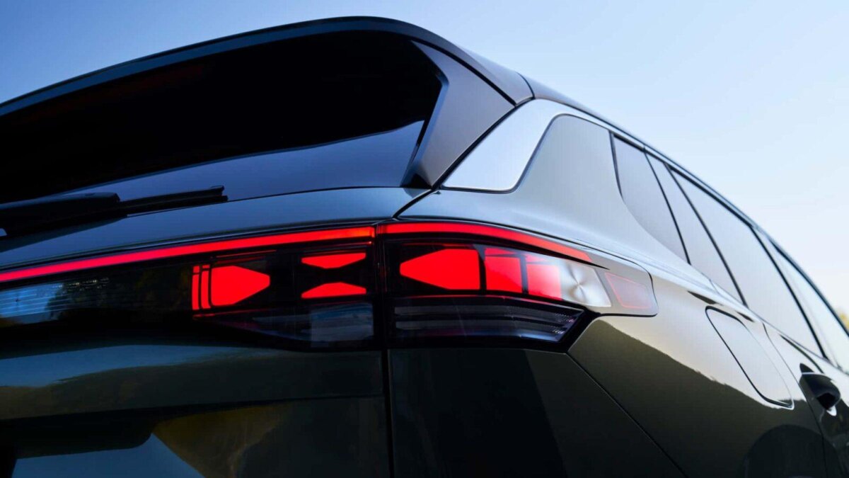 2026 volkswagen tiguan sel r line exterior 10