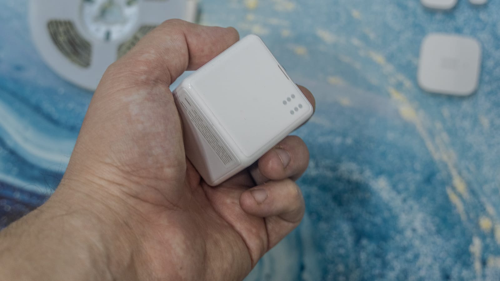 Обзор умного дома Aqara: датчики, моторизация и немного магии жестов 73 Aqara Cube T1 Pro в руке. Этот небольшой белый кубик позволяет управлять умным домом жестами – достаточно перевернуть, покрутить или встряхнуть его, чтобы запустить заранее настроенную сцену