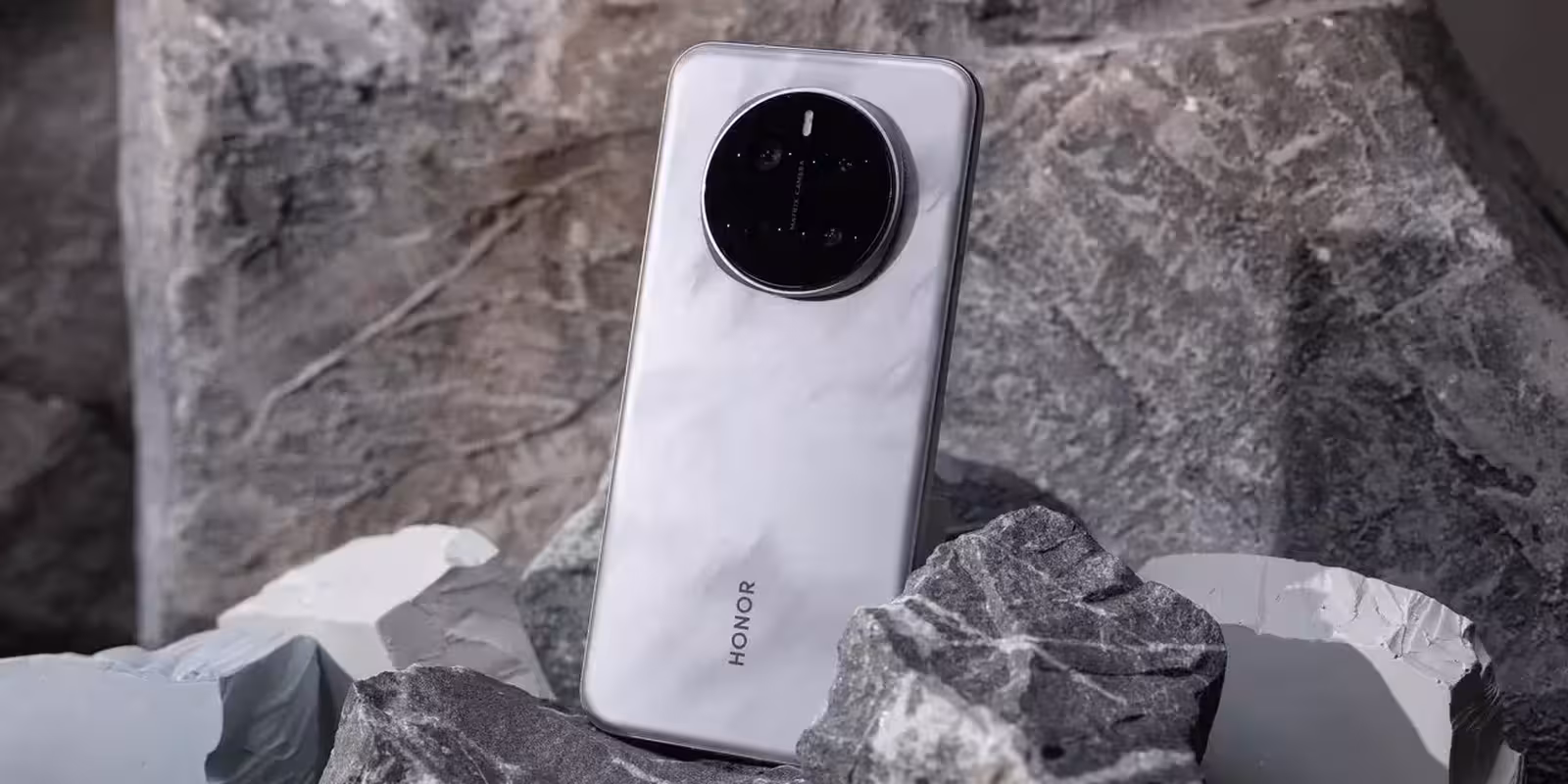 Смартфон Honor Magic 7 на фоне камней крупный план