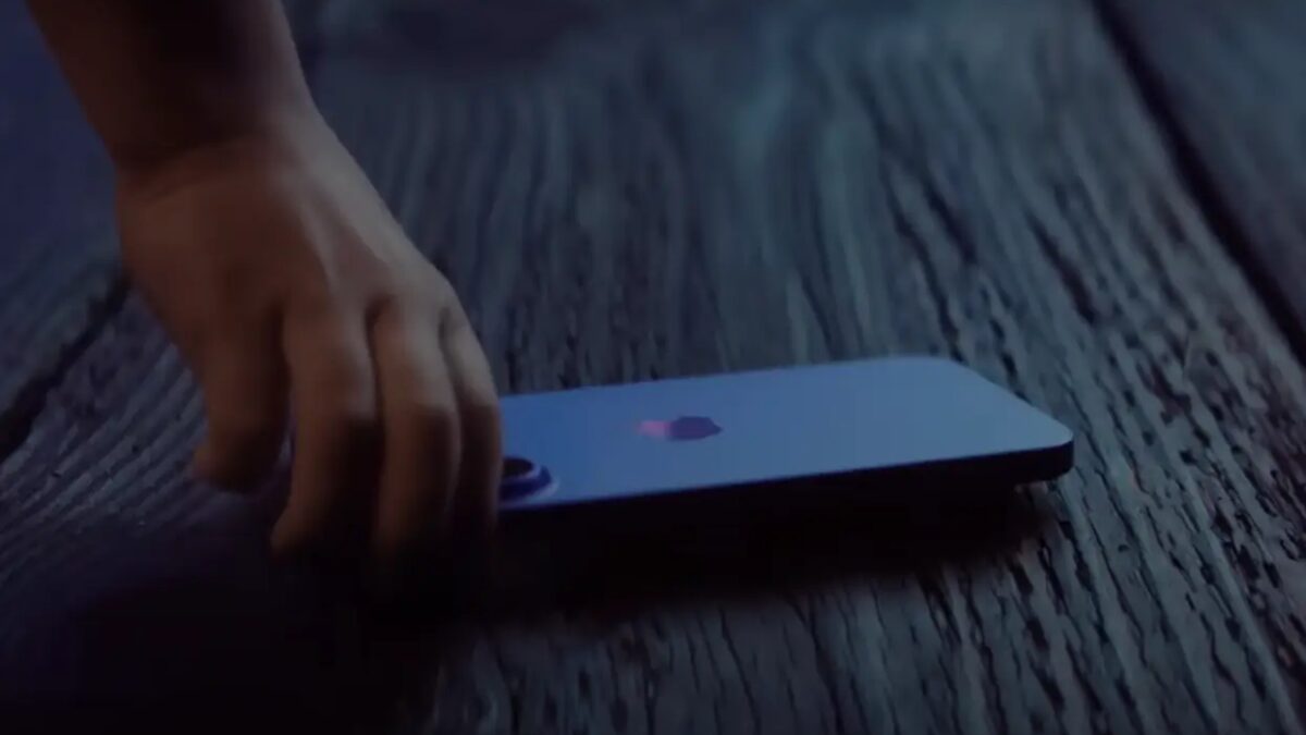 iphone 16 dropped on wooden platform