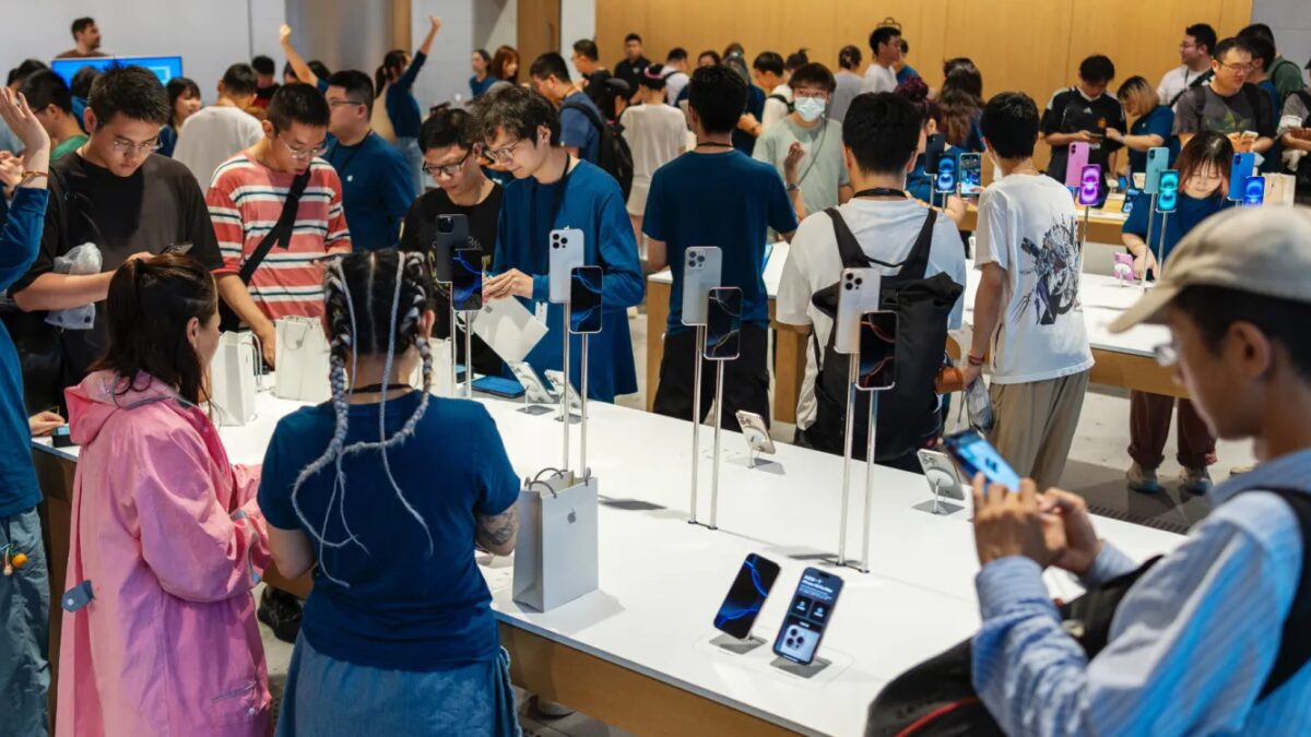 Apple снова под угрозой тарифов — США готовят «технологический налог» 1 iphone16 shanghai.jpg