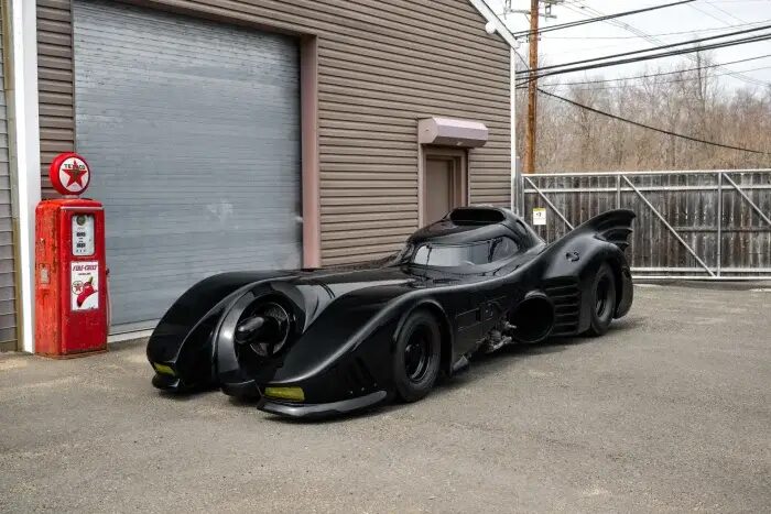 В США продают реплику Бэтмобиля из фильмов Тима Бёртона 12 klassicheskij bjetmobil pustjat s molotka v ssha 01