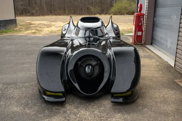 В США продают реплику Бэтмобиля из фильмов Тима Бёртона 14 klassicheskij bjetmobil pustjat s molotka v ssha 05