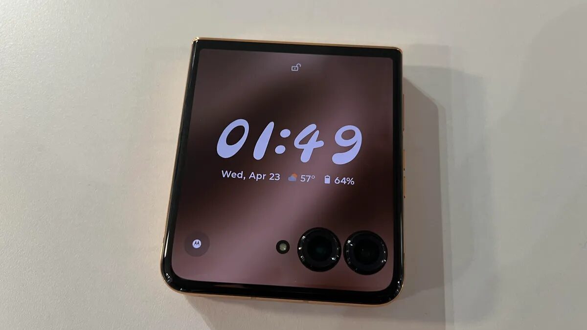 motorola razr plus cover screen 2025.jpg