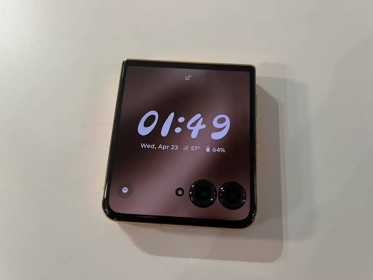 Складной смартфон Motorola Razr с двумя камерами и экраном