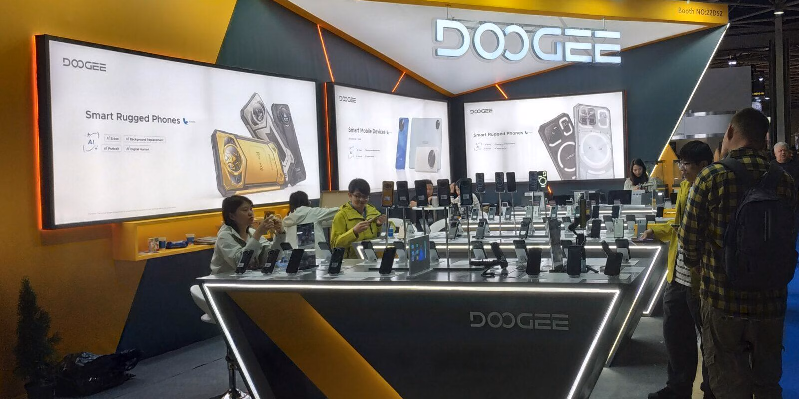 На стенде DOOGEE  были представлены обновленные линейки защищенных смартфонов для любителей экстрима, путешественников и геймеров, инновационные 5G-устройства и умные фитнес-гаджеты.
