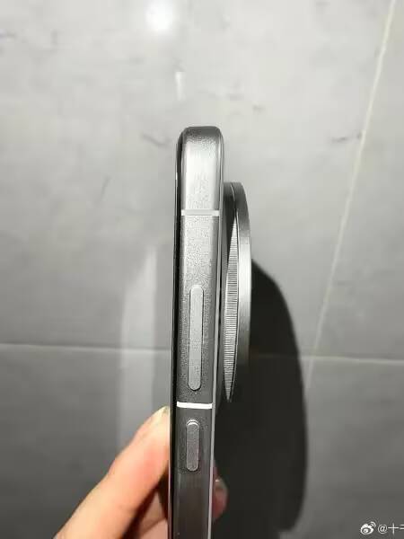 Боковая сторона Vivo X200 Ultra с кнопками и режимами
