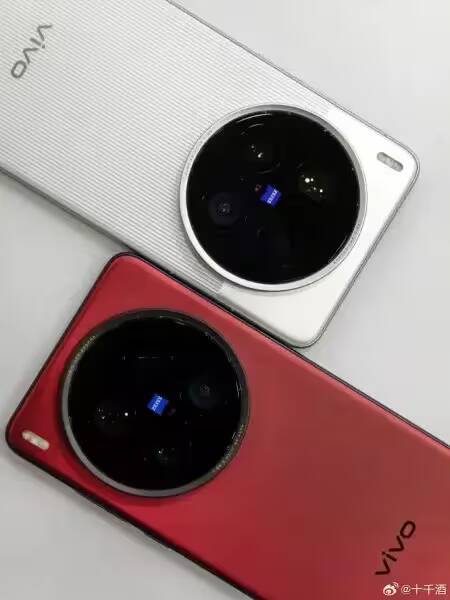Два смартфона Vivo X200 Ultra с крупными круглыми камерами
