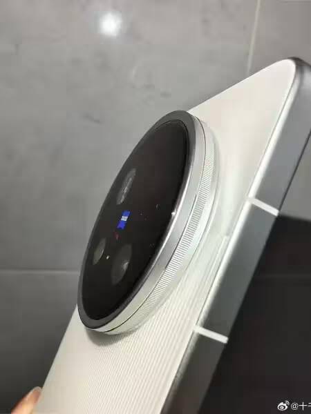Вид сбоку на заднюю панель Vivo X200 Ultra с круглыми элементами интерфейса