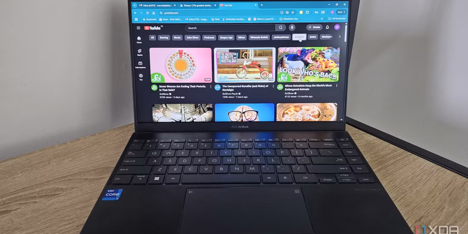 Наконец-то: Chrome сам включает «картинку в картинке» для YouTube 2 youtube website with recommendations on a laptop