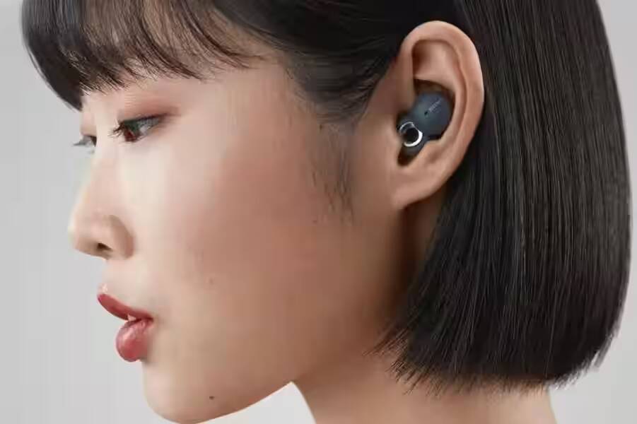 Обзор Huawei FreeClip: наушники, которые удивляют и видом, и звуком 23 Беспроводные наушники Huawei FreeClip в ухе с черным корпусом
