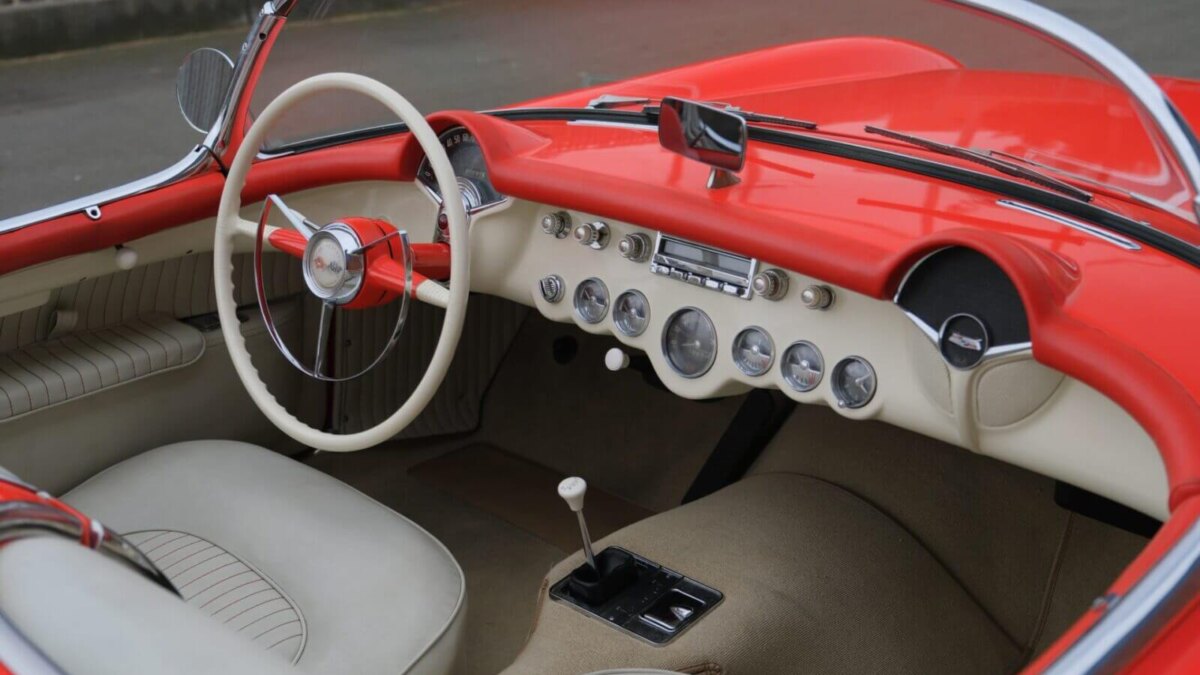 На аукцион выставлен Corvette C1, с которого началась эра V8 6 1955 chevrolet corvette 250420 ex87 070 24302 896070