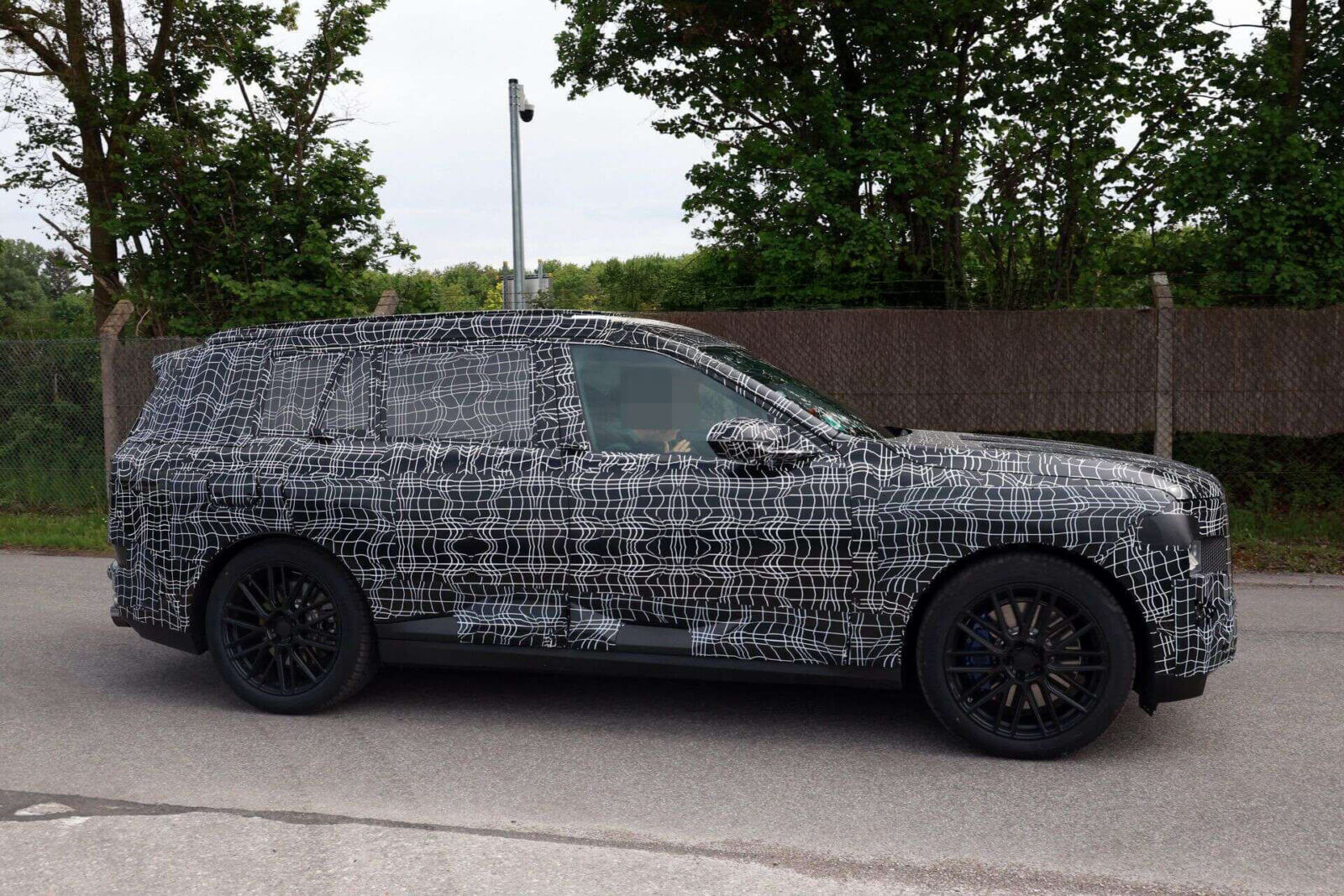 Новый BMW iX7 M70: более 800 л.с. и быстрая зарядка 5 2027 bmw x7 g67 05