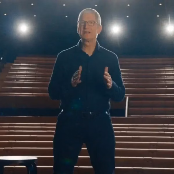 apple ceo tim cook reveals what apple needs to build iphone in the us