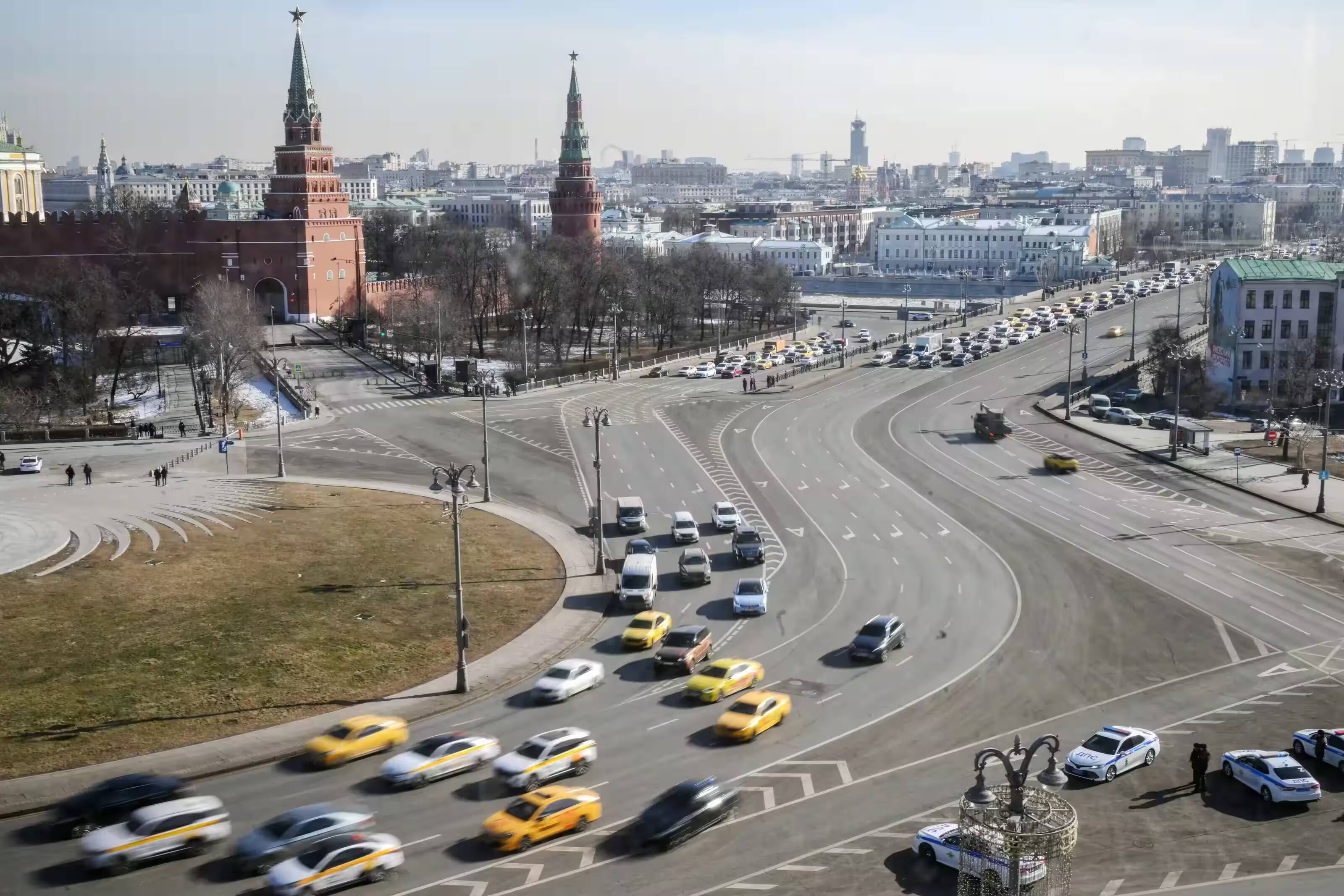 Госдума утвердила закон о локализации автомобилей для такси