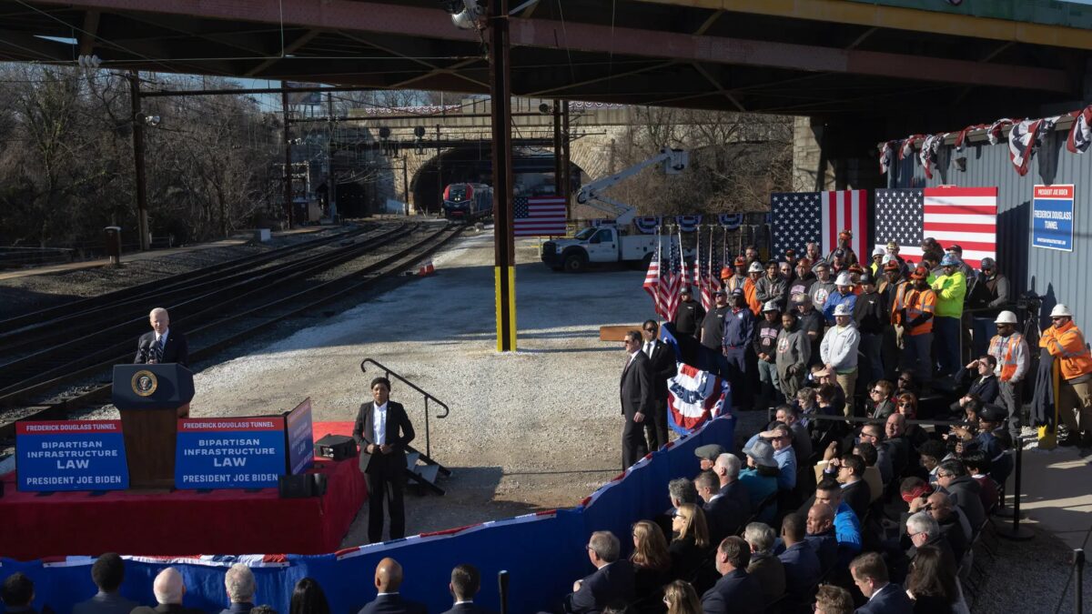 boring amtrak tunnel cjhv superjumbo.jpg