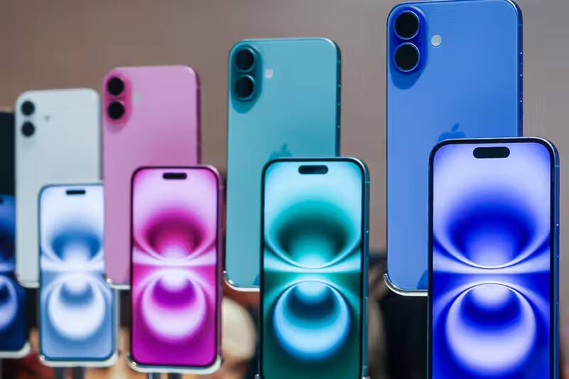 Различные модели iPhone 2027 года с яркими экранами и корпусами