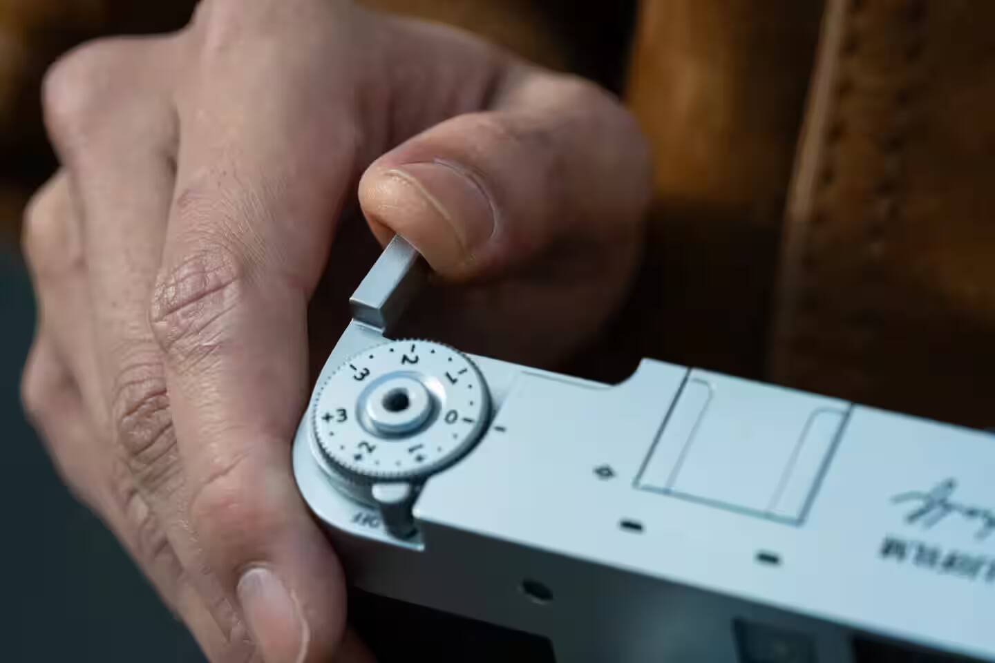 Fujifilm представила цифровую камеру X Half без поддержки RAW 4 Рука держит устройство Fujifilm X Half с регулируемым элементом настройки