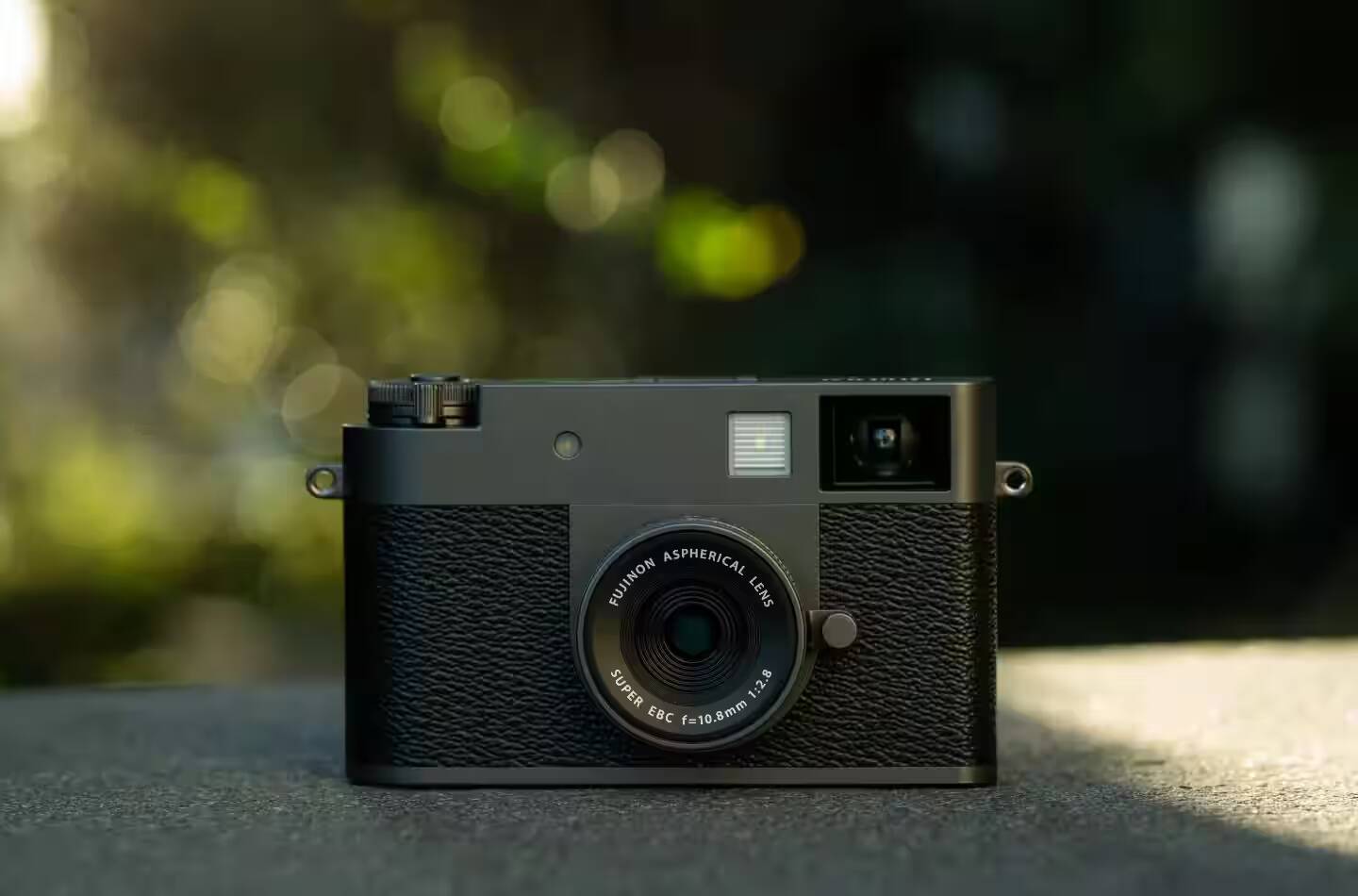 Fujifilm представила цифровую камеру X Half без поддержки RAW 3 Цифровая камера Fujifilm X Half спереди с объективом