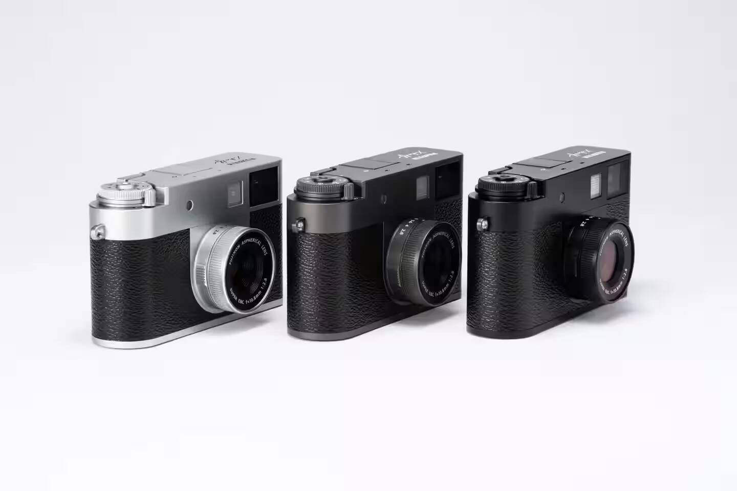 Fujifilm представила цифровую камеру X Half без поддержки RAW 1 Три цифровые камеры Fujifilm X Half разных цветов сбоку